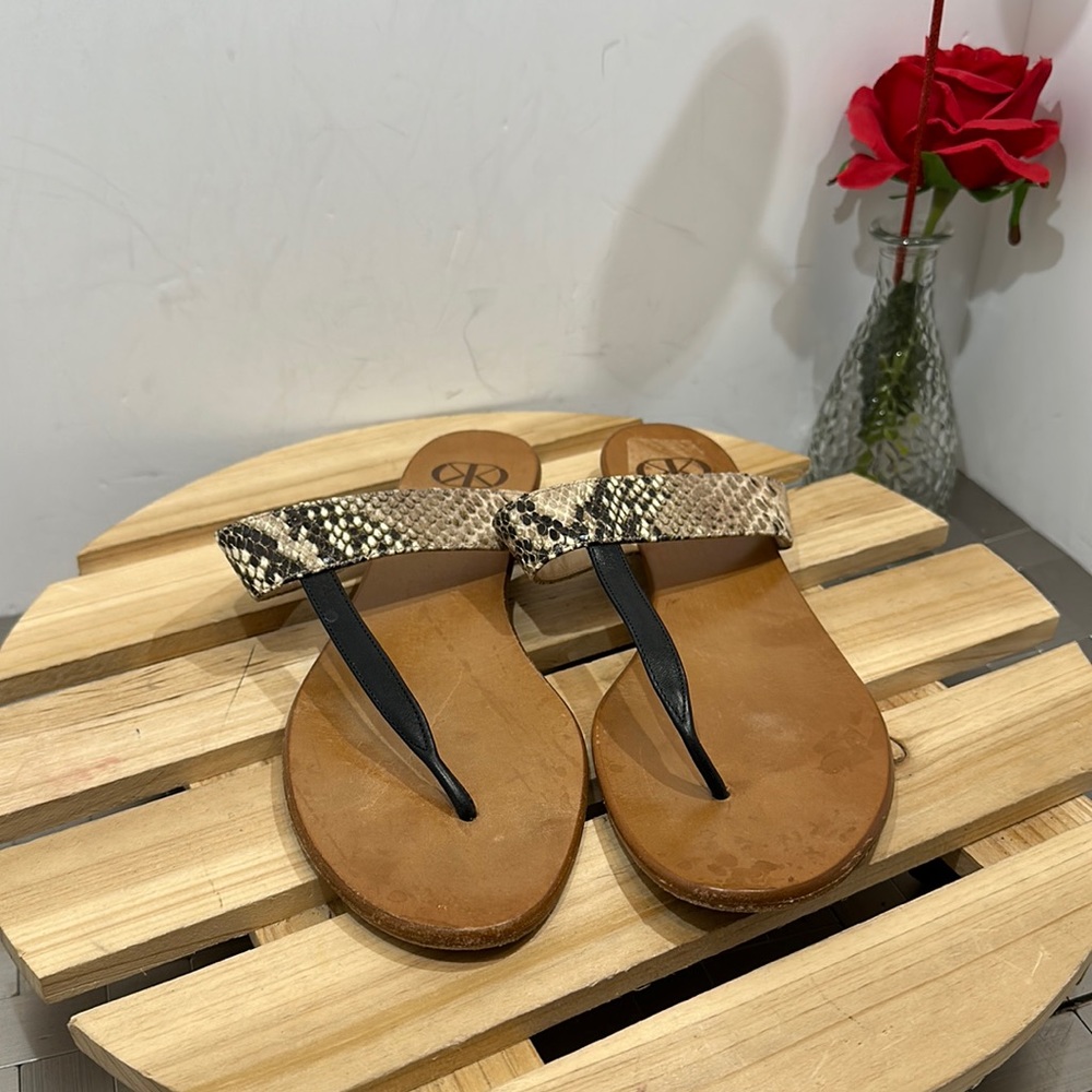 Dee Keller flats‎